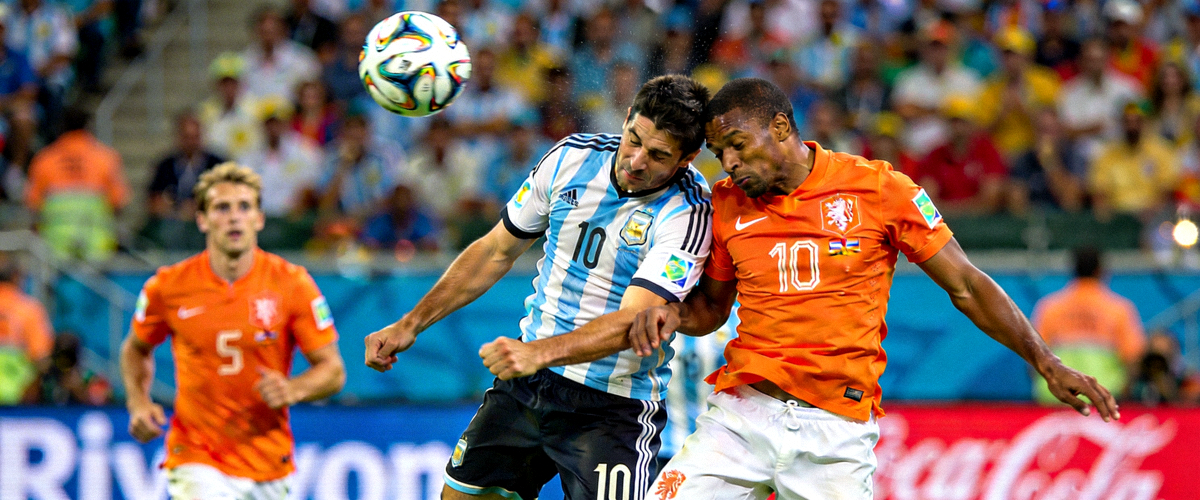 阿根廷对阵荷兰的世界杯比赛激烈场面，球员争抢头球