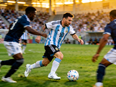 阿根廷球星梅西在世界杯比赛中带球突破