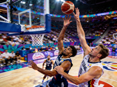 篮球世界杯关键封盖，球员高高跃起阻止对手上篮