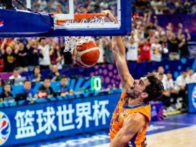 篮球世界杯精彩扣篮瞬间，球员高高跃起将球砸入篮筐