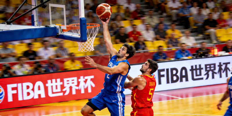 篮球运动员在世界杯赛场上激烈拼抢篮板球