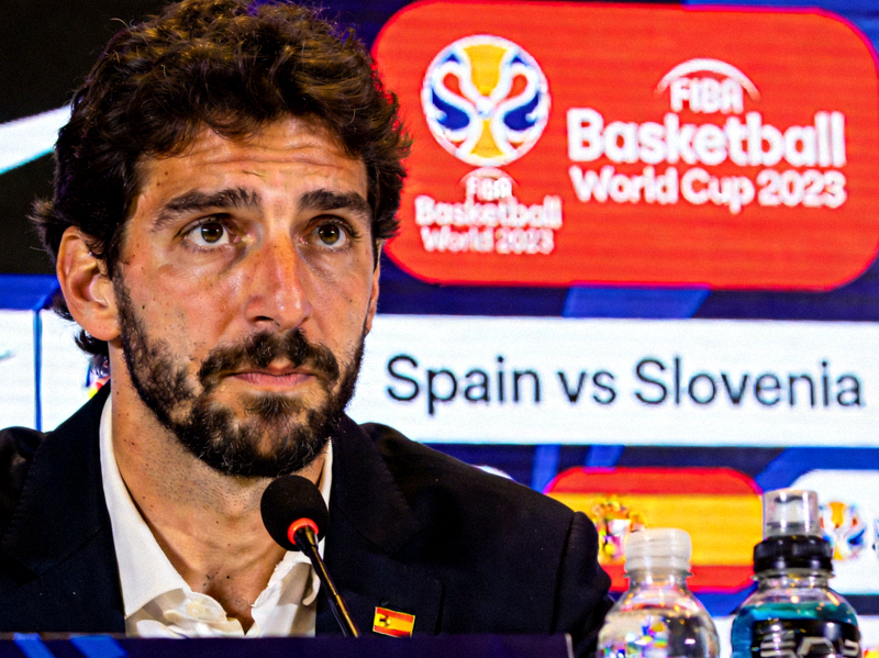 西班牙男篮核心球员卢比奥在赛前新闻发布会上的特写镜头