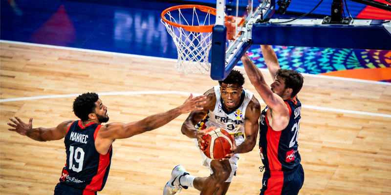 篮球世界杯小组赛，球员突破上篮遭遇严密防守