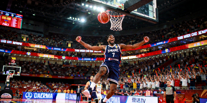 篮球世界杯球星在比赛中命中关键三分后庆祝