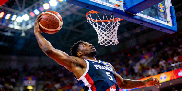 篮球世界杯精彩扣篮瞬间，球员高高跃起